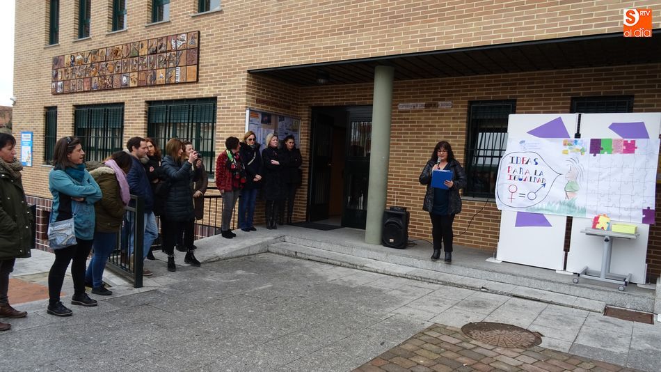 Lectura del manifiesto en la plaza del Ayuntamiento el 8 de marzo del año pasado