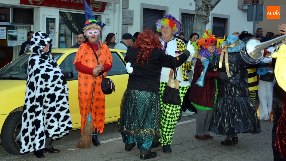 El baile se inició en la calle, animado por la charanga / E. Corredera