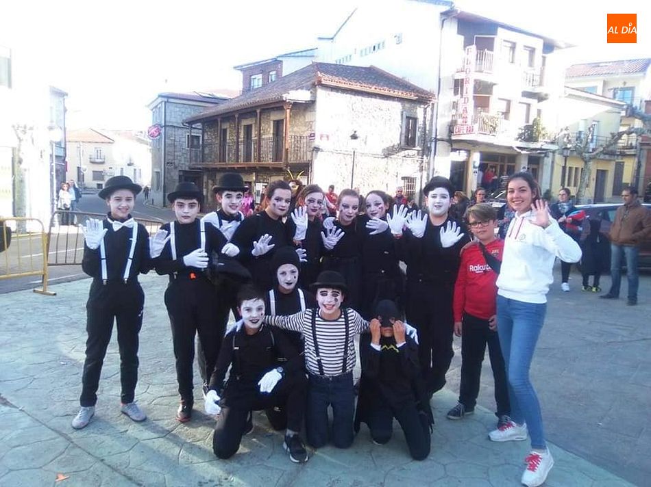 Linares de Riofrío se suma al carnaval con un divertida fiesta