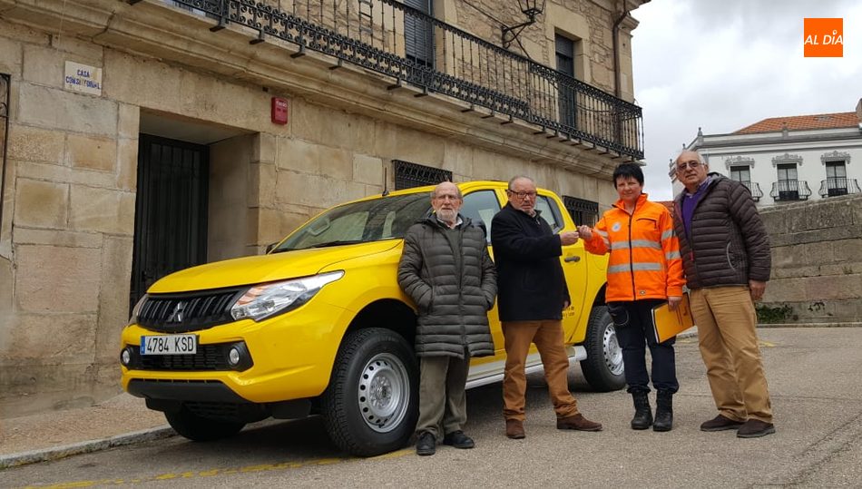 En el centro, el segundo teniente de alcalde, Pepe Cordobés, le hacía entrega de las llaves del vehículo a la responsable de Protección Civil, Manoli Palla, acto al que acudían el alcalde, Germán Vicente (d), y el primer teniente de alcalde, Javier Muñiz