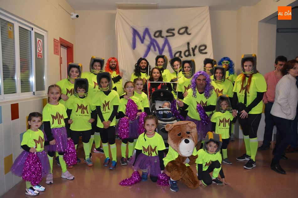 Los grupos de vecinos disfrazados han sido los protagonistas del concurso en Villares de la Reina