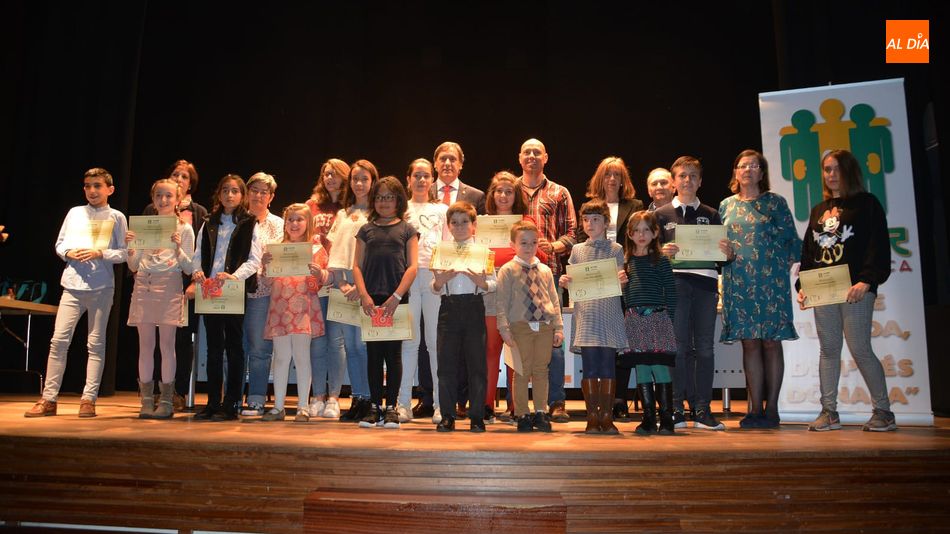 Los escolares premiados posan con el alcalde de Salamanca. Foto: Lydia Gonzáleza