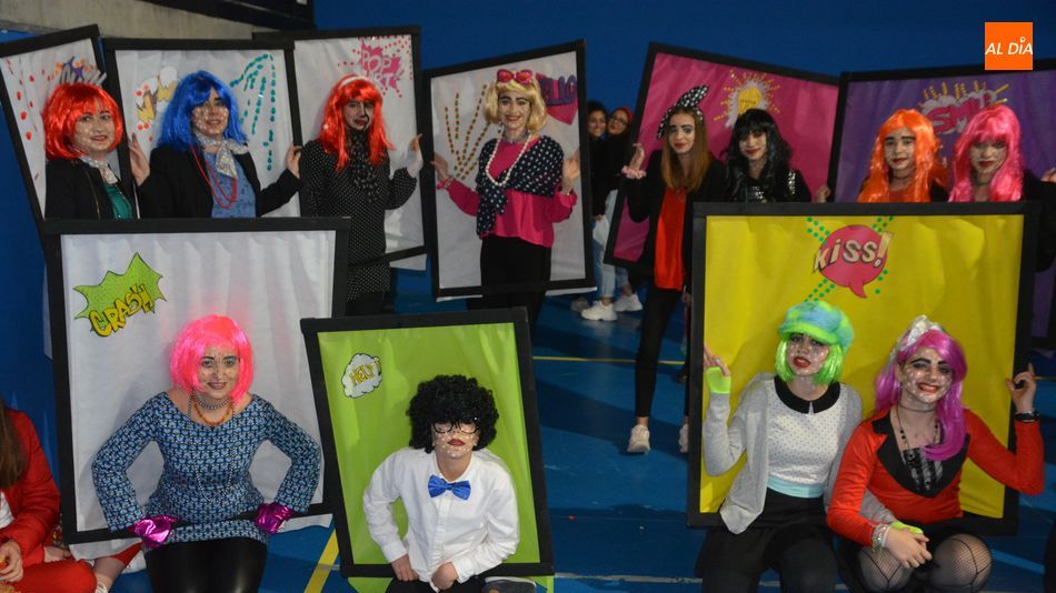 Pequeños y mayores llenan de color el Carnaval de Villamayor