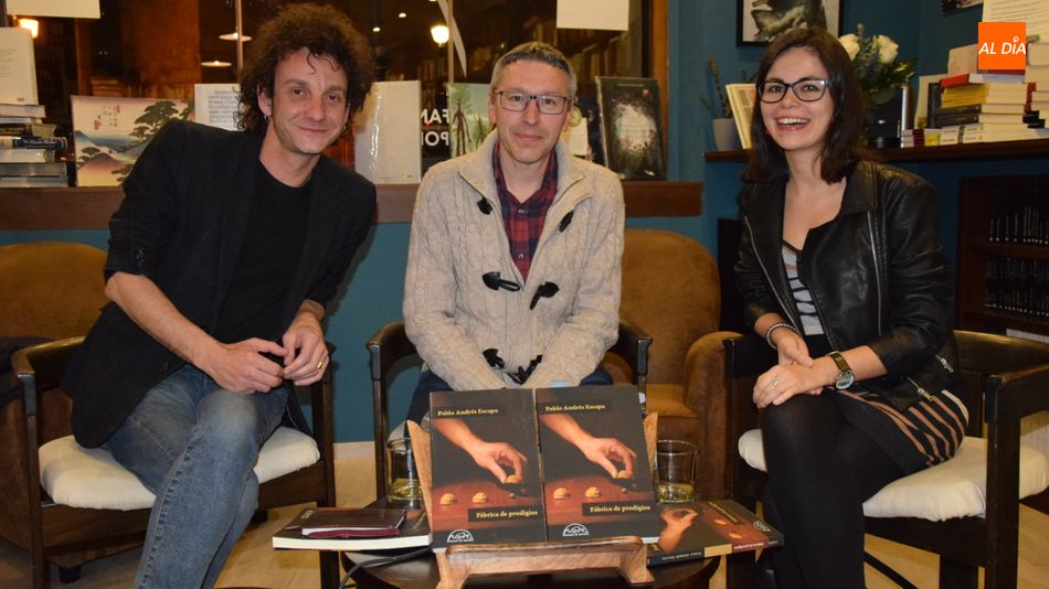 Pablo Andrés Escapa, en el centro, en la Librería Letras Corsarias. Foto: Eva Fernández