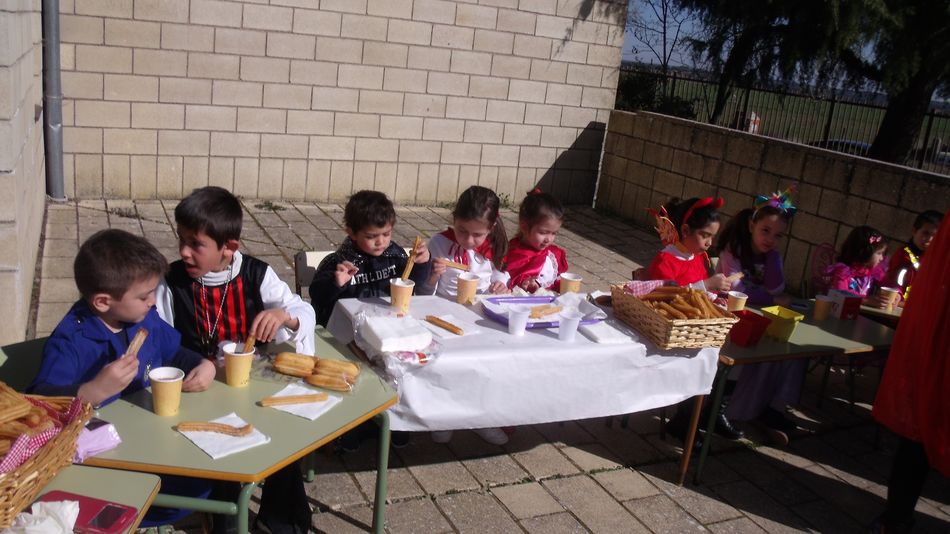 Los alumnos del colegio celebran el Carnaval con una chocolatada  