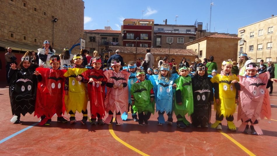 Escolares de Infantil han protagonizado el desfiles de carnavales en el patio del colegio
