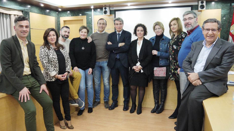 Miembros de la Corporación municipal posan con el presidente de la Asociación Salvar el Archivo
