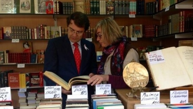 El alcalde visitando a los libreros. FOTO: TWITTER AYTO