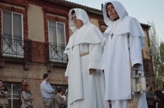 Foto 6 - Al caer la noche, palomas de amor y paz surcan el cielo de Salamanca