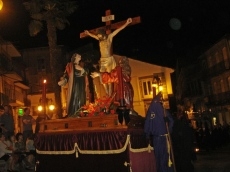 Foto 6 - El Santo Entierro recorre las calles acompañado por la devoción y de miradas curiosas