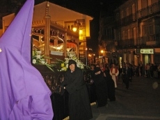Foto 5 - El Santo Entierro recorre las calles acompañado por la devoción y de miradas curiosas
