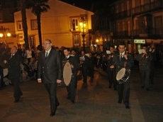 Foto 4 - El Santo Entierro recorre las calles acompañado por la devoción y de miradas curiosas