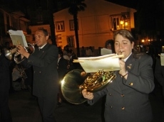 Foto 3 - El Santo Entierro recorre las calles acompañado por la devoción y de miradas curiosas