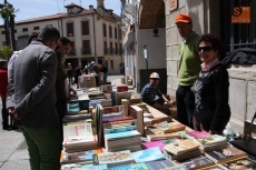 Foto 5 - Albenses y visitantes responden a la llamada de la cultura del libro 