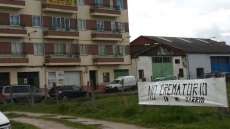Foto 5 - Colocadas varias pancartas anti-crematorio en el barrio de la Avenida de Salamanca
