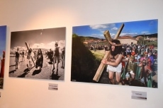 Foto 4 - El Palacio de Los Águila acoge una muestra sobre el Vía Crucis de Serradilla del Arroyo