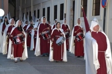 Foto 5 - Pocos cofrades acompañan a la Oración del Huerto en una perfecta tarde de terraza