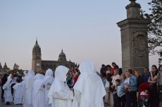 Al caer la noche, palomas de amor y paz surcan el cielo de Salamanca