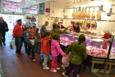 Alumnos del Colegio San Francisco visitan los mercados de la ciudad