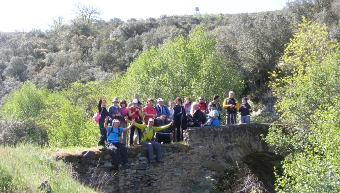 El grupo Ciempiés en una ruta en Monsagro