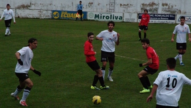 El juvenil Javi Coca, novedad en la convocatoria del Ciudad Rodrigo | Imagen 1