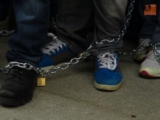 Foto 4 - Vecinos de Brincones se encadenan a la puerta de la Gerencia Territorial de Salud