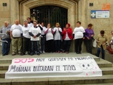 Foto 3 - Vecinos de Brincones se encadenan a la puerta de la Gerencia Territorial de Salud