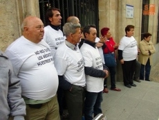 Foto 6 - Vecinos de la zona de Brincones se encadenan a la puerta de la Gerencia de Salud