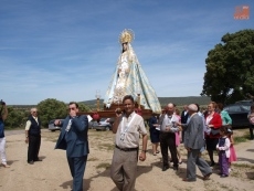 Los mayordomos portan a la Virgen/FOTO: Casquero