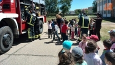 Foto 6 - Los alumnos del CEIP Manuel Moreno Blanco descubren la profesión de guardia civil y bombero