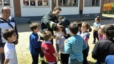 Foto 4 - Los alumnos del CEIP Manuel Moreno Blanco descubren la profesión de guardia civil y bombero