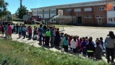 Foto 3 - Los alumnos del CEIP Manuel Moreno Blanco descubren la profesión de guardia civil y bombero