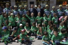 Foto 4 - La Plaza se llena de colorido para dar la salida a la Vuelta a Castilla y León