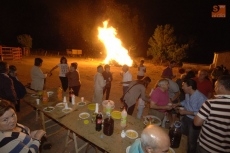 Foto 5 - Animado arranque de fiestas con la tradicional hoguera