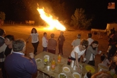 Foto 4 - Animado arranque de fiestas con la tradicional hoguera
