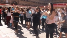 Foto 6 - ‘Flasmob’ en la Plaza Mayor por el 25 cumpleaños de la Asociación Beatriz de Suabia