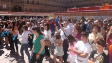 Foto 5 - ‘Flasmob’ en la Plaza Mayor por el 25 cumpleaños de la Asociación Beatriz de Suabia