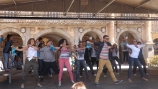 Foto 3 - ‘Flasmob’ en la Plaza Mayor por el 25 cumpleaños de la Asociación Beatriz de Suabia