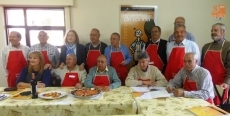 Foto 4 - El Ayuntamiento convierte en ‘cocinillas’ a una docena de mayores