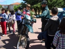 Foto 5 - La Guardia Civil se acerca a los escolares del colegio Liminares