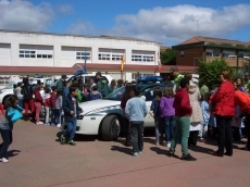 Foto 4 - La Guardia Civil se acerca a los escolares del colegio Liminares