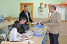 Foto 6 - Normalidad en la mañana electoral salvo por un pequeño incidente en Villar de Ciervo