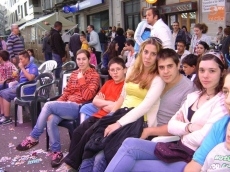 Padres y abuelos llevan a los m&aacute;s peque&ntilde;os a la feria instalada en el centro de la ciudad