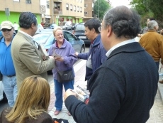 Los socialistas explican su programa a los vecinos del barrio de Pizarrales