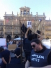 Foto 2 - La Policía Local trata de impedir la perfomance contra los CIEs en la Plaza Mayor