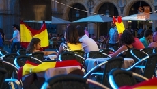 Foto 4 - La contundente derrota de España empaña el ambiente posterior en la calle