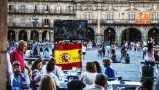 Foto 3 - La contundente derrota de España empaña el ambiente posterior en la calle