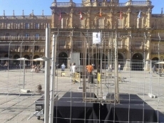 Foto 6 - La Policía Local trata de impedir la perfomance contra los CIEs en la Plaza Mayor