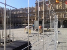 Foto 5 - La Policía Local trata de impedir la perfomance contra los CIEs en la Plaza Mayor