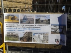 Foto 4 - La Policía Local trata de impedir la perfomance contra los CIEs en la Plaza Mayor